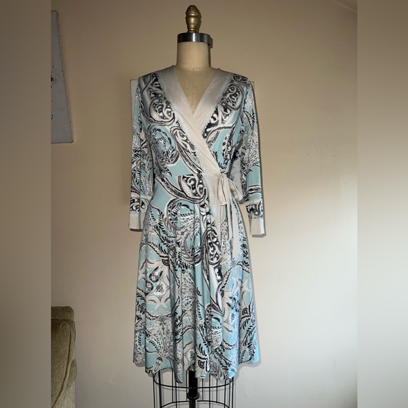 BCBGMaxAzria Dresses & Skirts - BcbgMaxAzria classic wrap dress